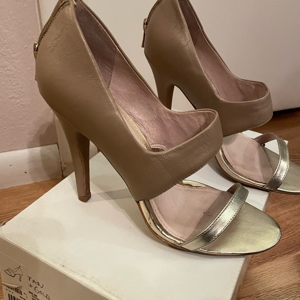 Beautiful tan and gold Aldo heels size 39